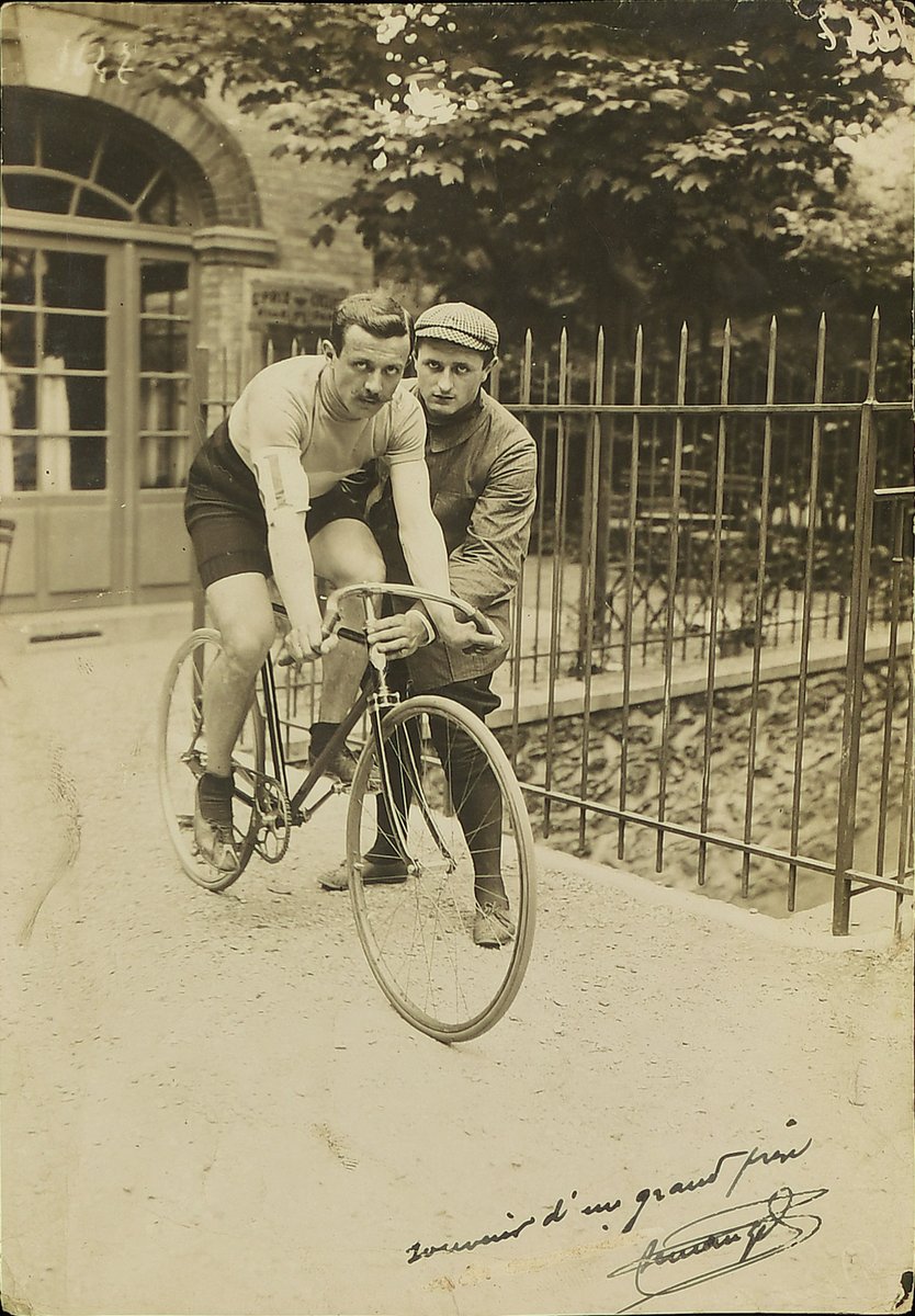 15e Grand prix professionnel et amateur de la ville de Paris, Émile Demangel avant le départ, dans la cour du quartier des coureurs, 21 juin 1908.
M. Rol et compagnie, photographie.
[Arch. dép. Vosges, 1 Num 215 /157 – Fonds Émile Demangel].
#Paris2024 #jeuxolympiquesparis2024