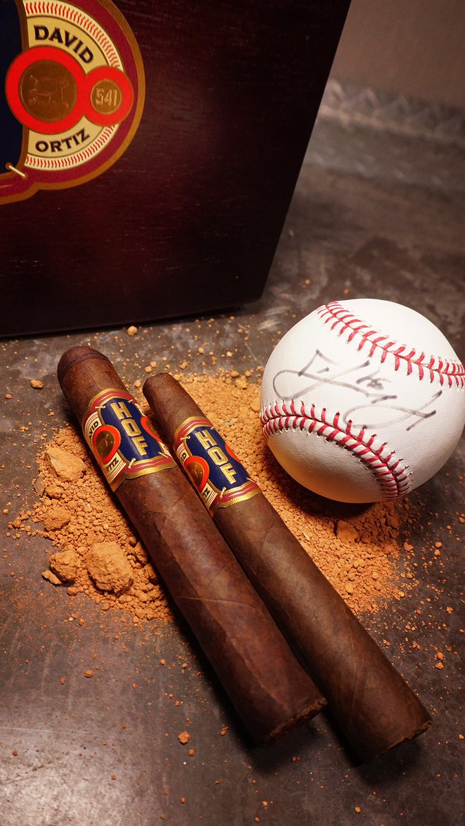 ArtistaCigars's tweet photo. Prepare to experience greatness! ⭐️⚾️ HOF will be available in two formats: Toro 6x54 rolled by our skilled artisans.
And a meticulously handcrafted Figurado limited edition of only 541 boxes... same as the total home runs @davidortiz blasted💥 in MLB. #ArtistaCigars #BigPapiHOF https://t.co/BTrsrQ5GUo