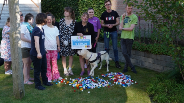 Villa Zonnedauw schenkt aan KNGF Geleidehond -  telstar-online.nl/l/154597