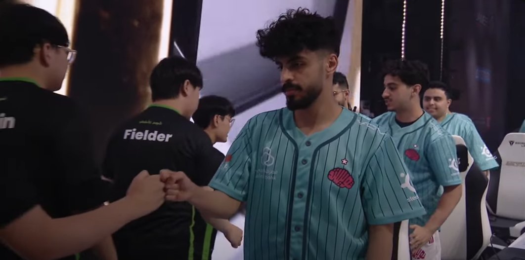 GreenShell42's tweet photo. Saudi player refuses to shake hands after getting destroyed https://t.co/y6pVxqu3BP