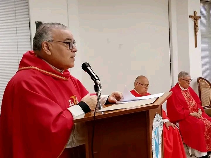 UNICAeduve's tweet photo. 🌟 #EnFotos | Celebración Eucarística con motivo del XLIV Aniversario Sacerdotal del Pbro. Dr. Eduardo Ortigoza #RectorUNICA y Pbro. Andrés Bravo, realizada hoy Jueves 25/07/2024 desde el Salón Víctor Valera (C-1), de nuestra sede universitaria. https://t.co/KnsB6DHVla