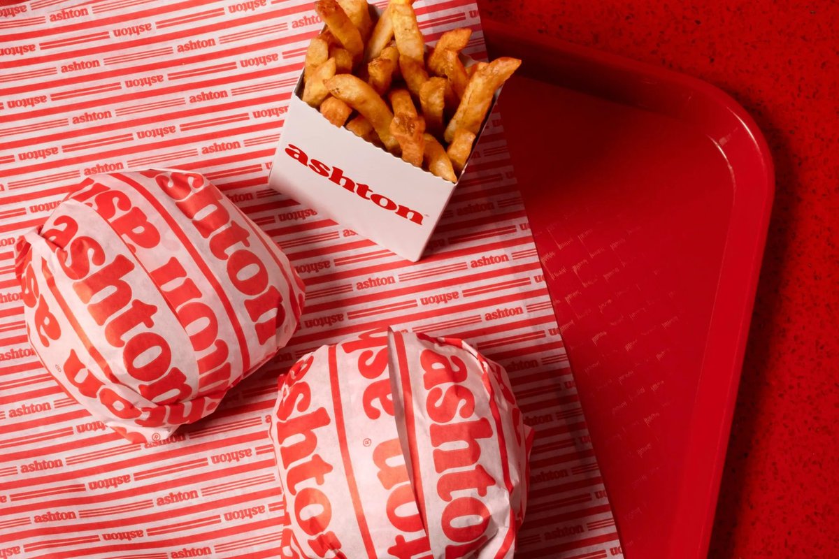 TheDieline's tweet image. Ashton, Canada’s oldest poutine chain, has undergone a remarkable rebranding by LG2. The design blends modern aesthetics with nostalgic elements, rejuvenating the brand while honoring its past.
thedieline.com/ashtons-reviva…