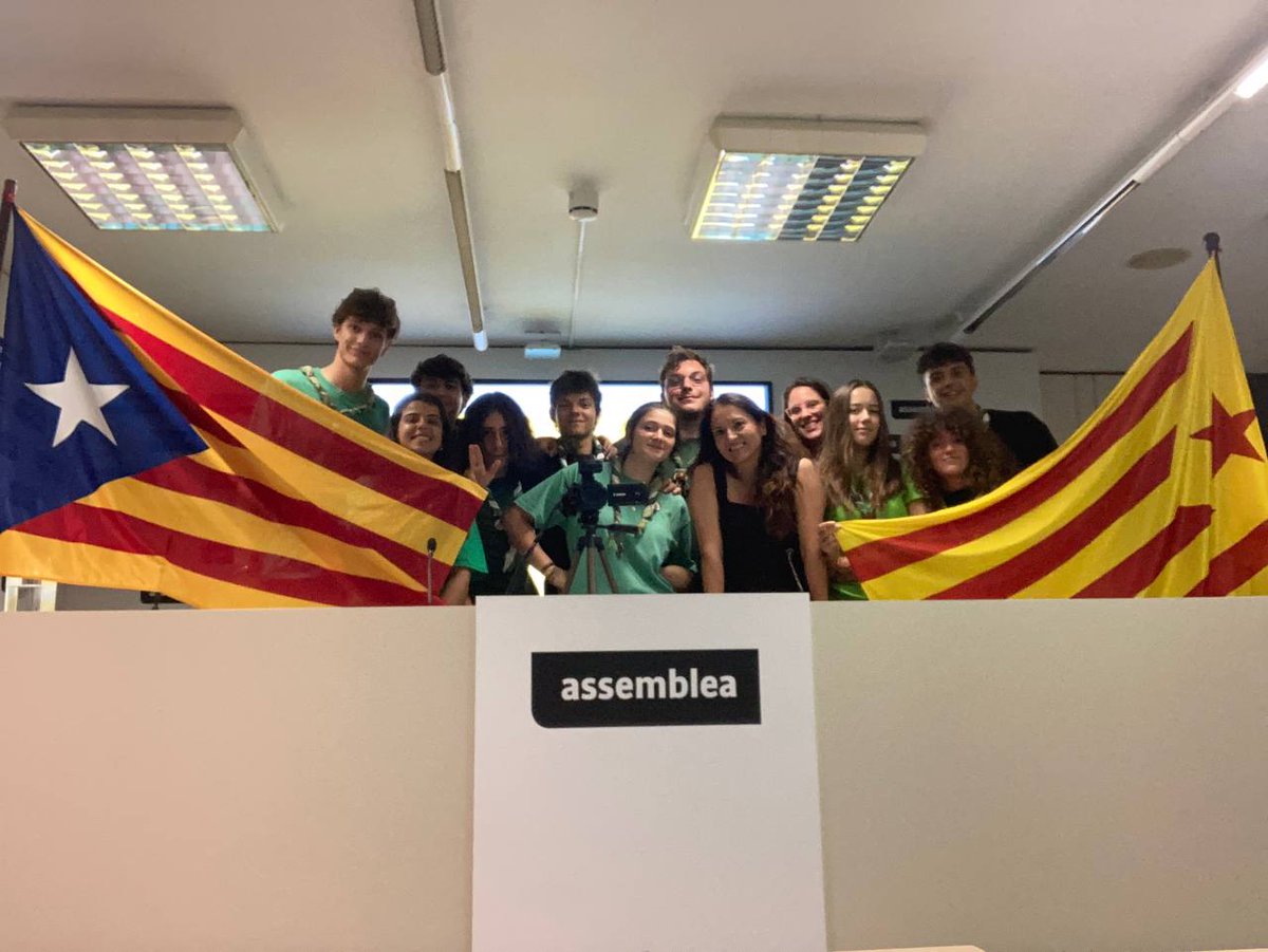 ⬛️⬜️ A group of #boyscouts from Italy who are studying the right to self-determination visited <a href="/assemblea/">Assemblea Nacional Catalana</a>’s headquarters this morning to learn more about #Catalonia’s history and struggle for independence.

#StandUpForCatalonia