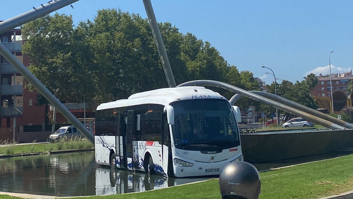Un autobús acaba al mig d'una font a Reus
ccma.cat/324/un-autobus…