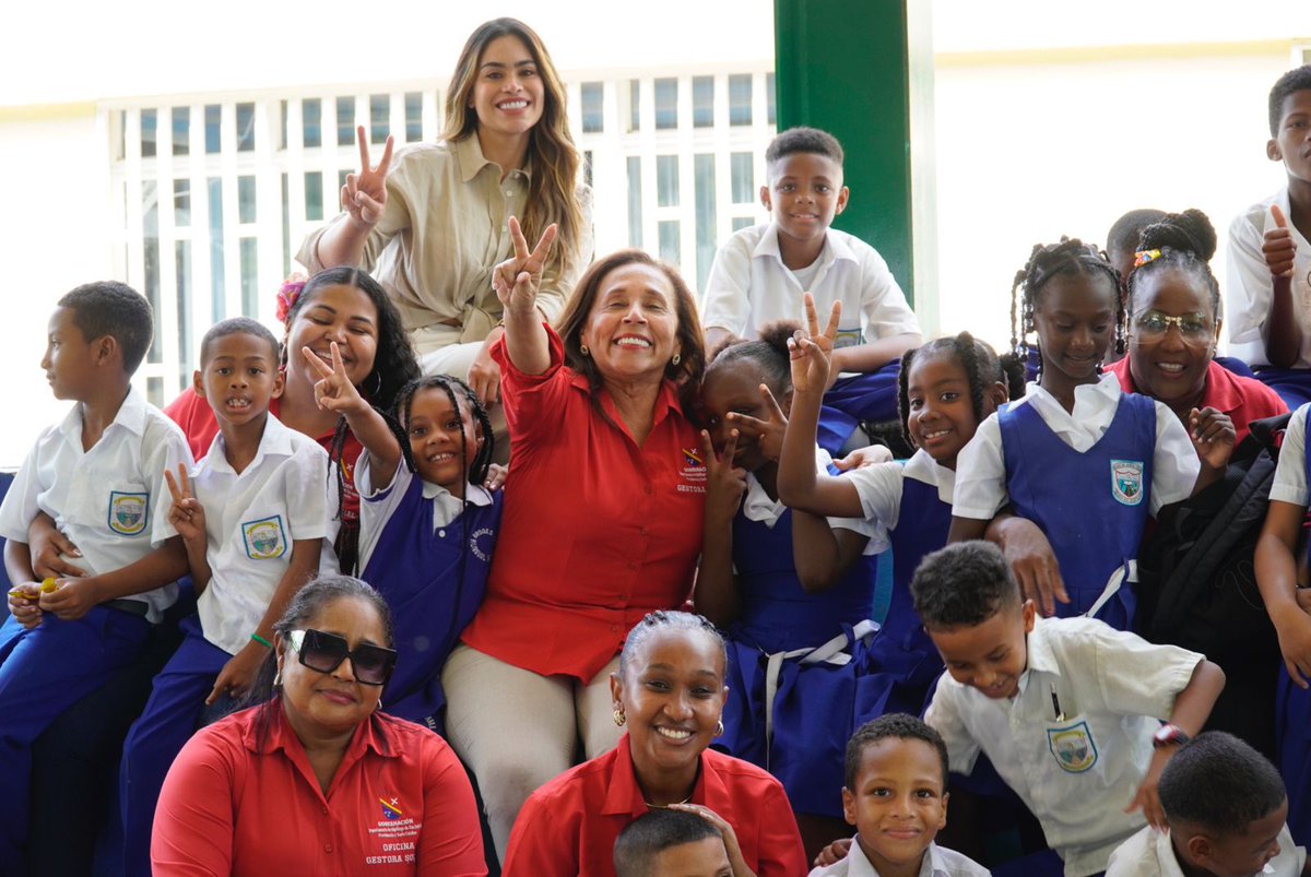 FNDCol's tweet photo. Gracias a la alianza entre #FNDSocial, la gestora social y @Colgate, el gobernador @GobernacionSAI, @nicolasgob, participó en la entrega de 1500 kits de salud oral a niñas y niños del departamento de #SAI a través de la campaña #SonrisasBrillantes, #FuturosBrillantes 🪥🦷, apoyando, además, la capacitación de docentes líderes para promover la salud oral en todas las regiones de 🇨🇴.
