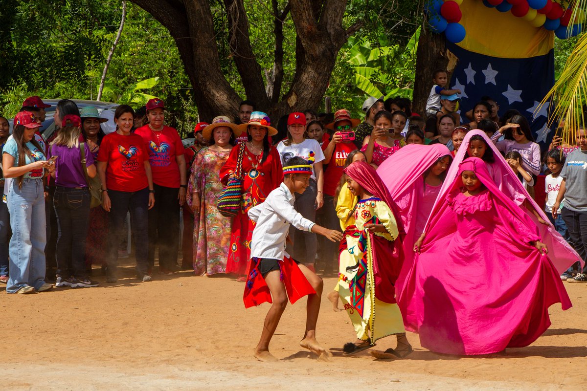 ¡Gestión y acción por la educación de nuestros pueblos originarios!

Nos desplegamos en el mcpo. Maracaibo, en la E.B.N. Castillete y entregamos este espacio de enseñanza en el que realizamos las siguientes acciones 👇🏽

#CunaDeLibertadores
<a href="/NicolasMaduro/">Nicolás Maduro</a>
<a href="/_LaAvanzadora/">Yelitze Santaella</a>