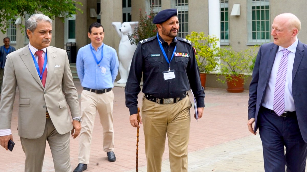 ایڈیشنل آئی جی کراچی جاوید عالم اوڈھو کا جرمن کونصلیٹ کا دورہ. 

کراچی پولیس چیف نے قونصل خانے میں جرمن قونصل جنرل ڈاکٹر روڈیگر لوٹز سے ملاقات کی۔

کراچی پولیس چیف کی جرمن قونصل جنرل سے ملاقات کے دوران شہرمیں سیکیورٹی کی موجودہ صورتحال، امن و امان کیلئے پولیس کے اقدامات سمیت