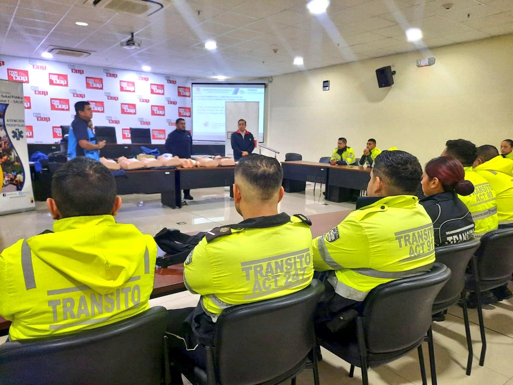 ECU911Machala1's tweet photo. LOJA | Personal de la Unidad de Control de Tránsito (UCOT), recibió capacitación con la temática de Gestión Sanitaria, con el objetivo de atender siniestros hasta la llegada del recurso de @Salud_CZ7.

Paúl Mena, Jefe Local del #ECU911 lideró el trabajo articulado. https://t.co/xdscvND8sn