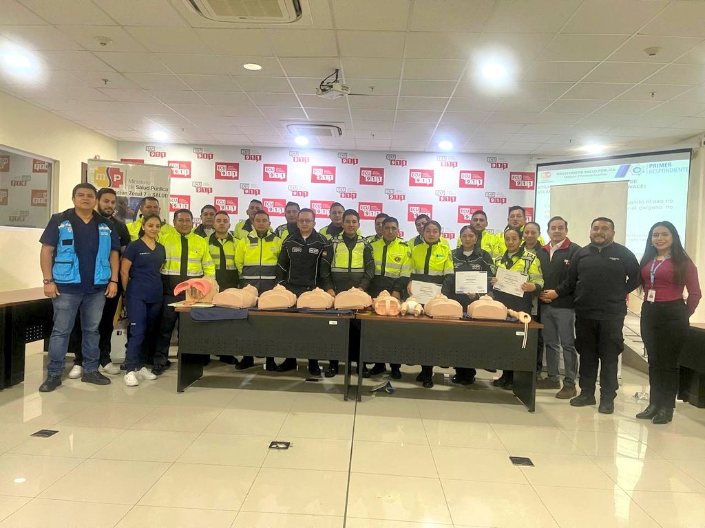 ECU911Machala1's tweet photo. LOJA | Personal de la Unidad de Control de Tránsito (UCOT), recibió capacitación con la temática de Gestión Sanitaria, con el objetivo de atender siniestros hasta la llegada del recurso de @Salud_CZ7.

Paúl Mena, Jefe Local del #ECU911 lideró el trabajo articulado. https://t.co/xdscvND8sn