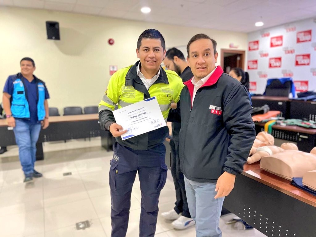 ECU911Machala1's tweet photo. LOJA | Personal de la Unidad de Control de Tránsito (UCOT), recibió capacitación con la temática de Gestión Sanitaria, con el objetivo de atender siniestros hasta la llegada del recurso de @Salud_CZ7.

Paúl Mena, Jefe Local del #ECU911 lideró el trabajo articulado. https://t.co/xdscvND8sn
