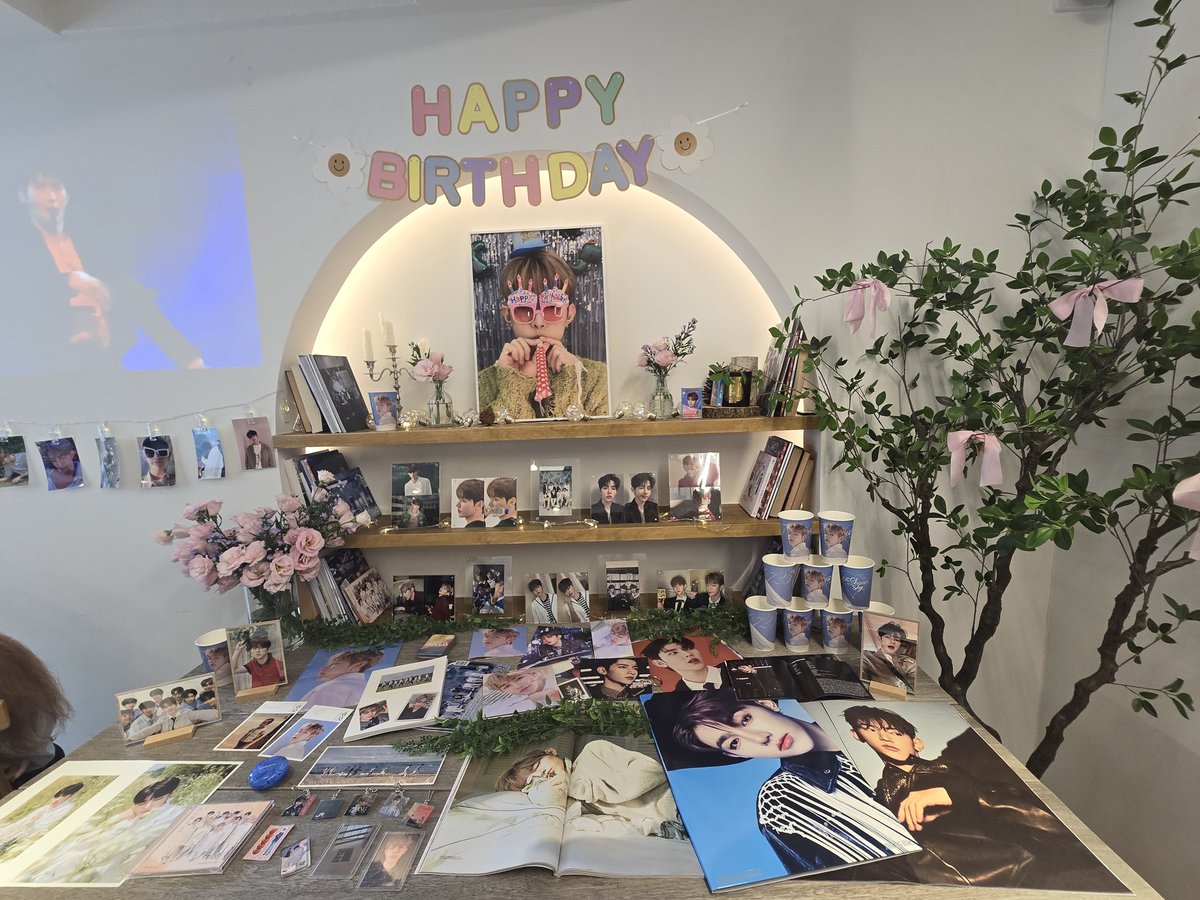 haoview's tweet photo. 햅삐벌쓰데이 짱하오🩷 
D-DAY 생카 3일차

🧭클라푸티

구석구석 빼곡하게 하오가 가득한 곳
귀여운 특전도 가득(+럭드)
만석이라 앉아서 느긋하게 
즐기지 못한게 아쉽🥹

#하늘의_2번째_여름 #2024HAPPYHAODAY
#장하오 #章昊 #하오생카 #ZB1
#ZHANGHAO #ジャンハオ
#ZEROBASEONE #제로베이스원 https://t.co/GUWInSCGcf