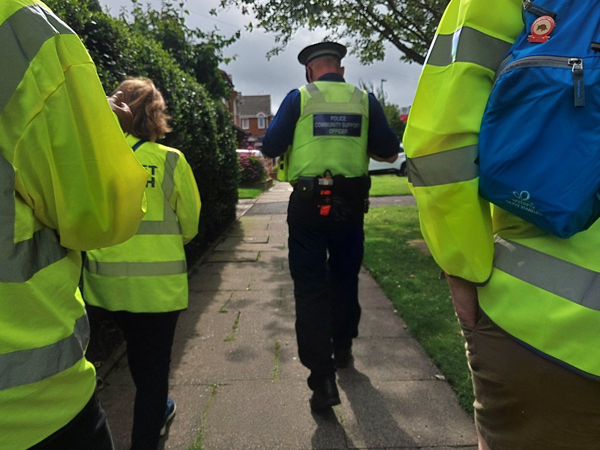 BartleyGreenWMP's tweet image. This morning PC Lloyd and PCSO Potter were joined by the esteemed members of Bartley Green StreetWatch. Making a difference where they live, for the community by the community.