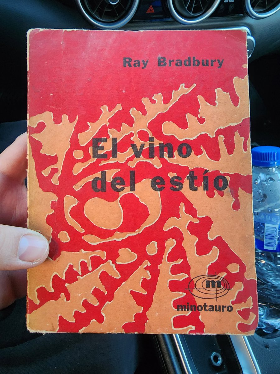 jjconti's tweet photo. Camino al gimnasio vi una bolsa explotada y libros en la calle en una esquina. Estacioné e hice mi selección. Junté nueve libros de los cuales estos dos estoy seguro valieron la llegada tarde. // @mobymartin https://t.co/c8rQVDl2Qj
