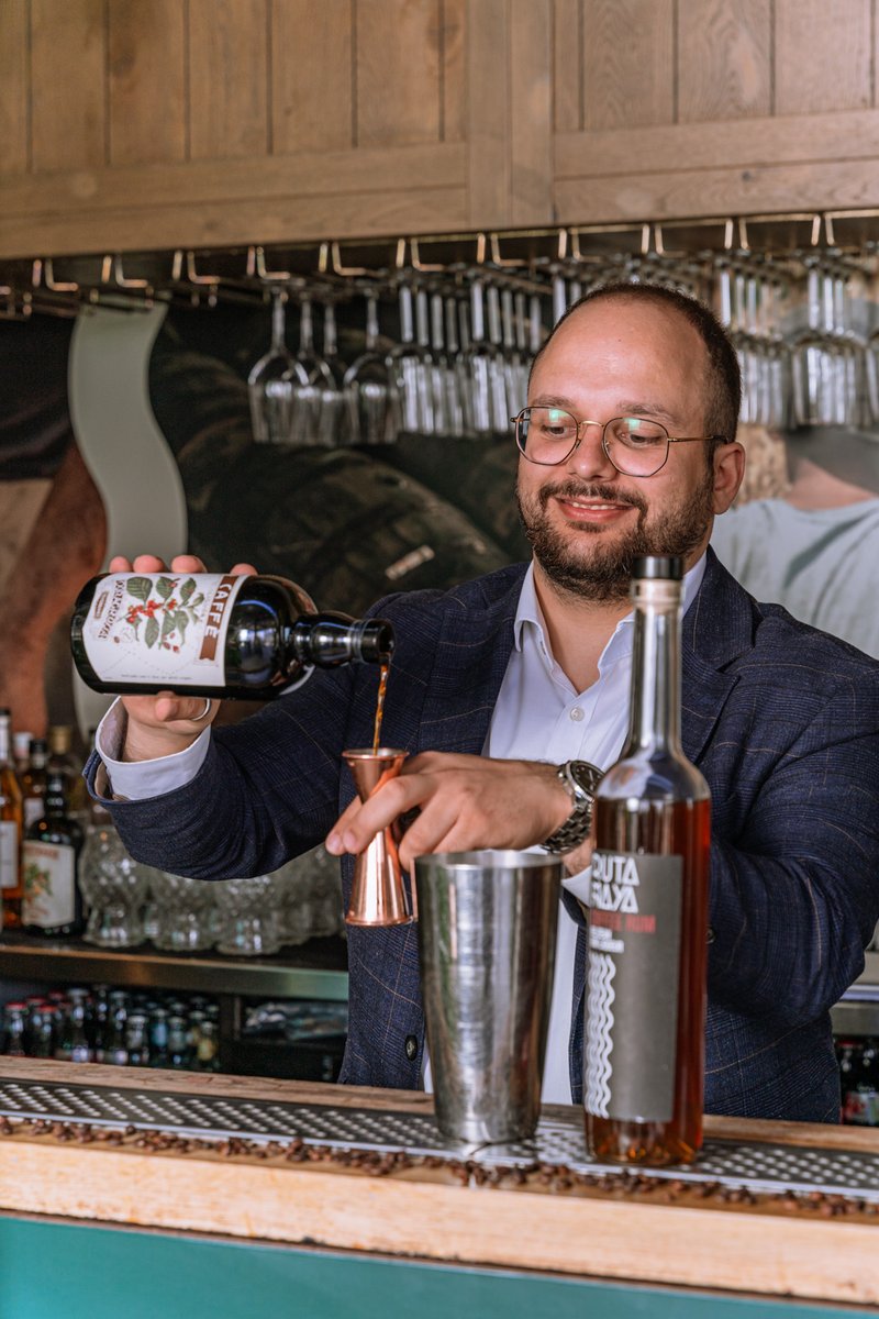 Cocktails scenes at Bokan Bar

I spent a morning with Generoso, while he mixed different cocktails with <a href="/BoutiqueBrnds/">Boutique-Brands Ltd.</a>

From classics to bespoke drinks, this shoot had it all

Which shot do you like best? 🍸 #cocktailphotography #rooftopbar #behindthescenes @rochecom