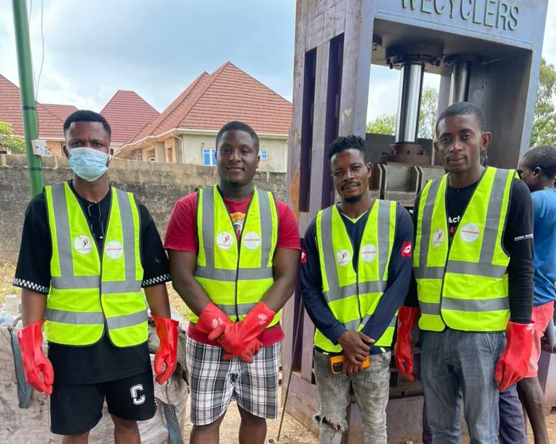 EcoCyclers's tweet photo. Interns from @southsaharan at the eco-cyclers recycling station, learning about plastic waste management and recycling. We must engage our youths in green entrepreneurship. 

#greenskillsforyouth #Youth4GreenEco #spa11 
@ActionAidNG https://t.co/VW7RJMA29d