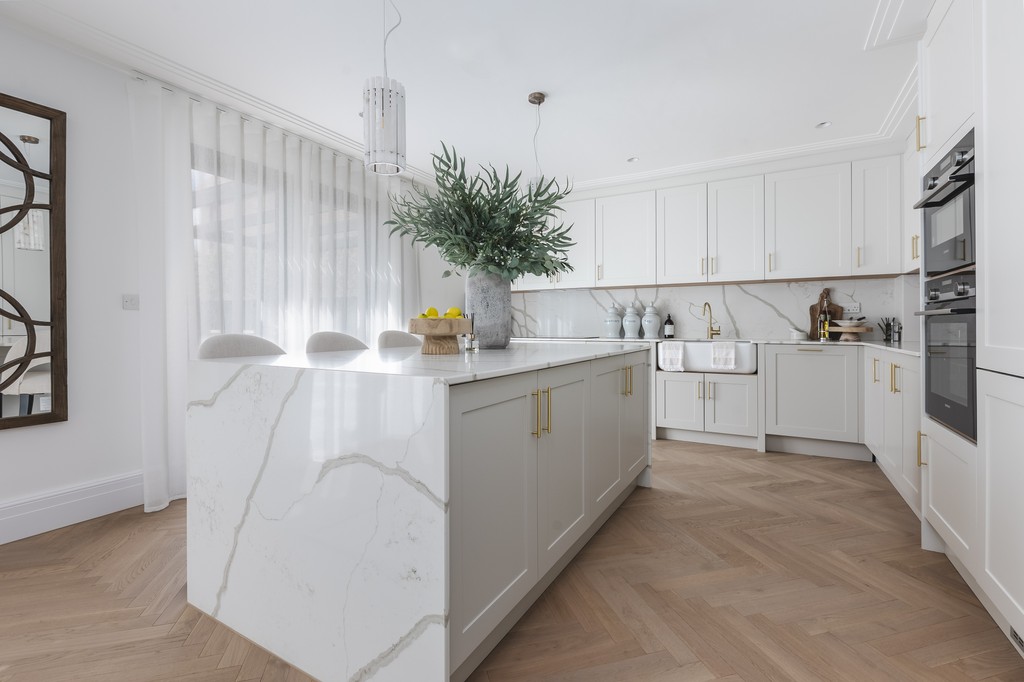 We just had to give you a sneak peek of our upcoming design story featuring Misty Grey's herringbone.

Offering a warm yet contemporary feel, this parquet floor is perfect for any modern design!

Order free samples 👉 l8r.it/En1t

#HerringboneFlooring #V4WoodFlooring