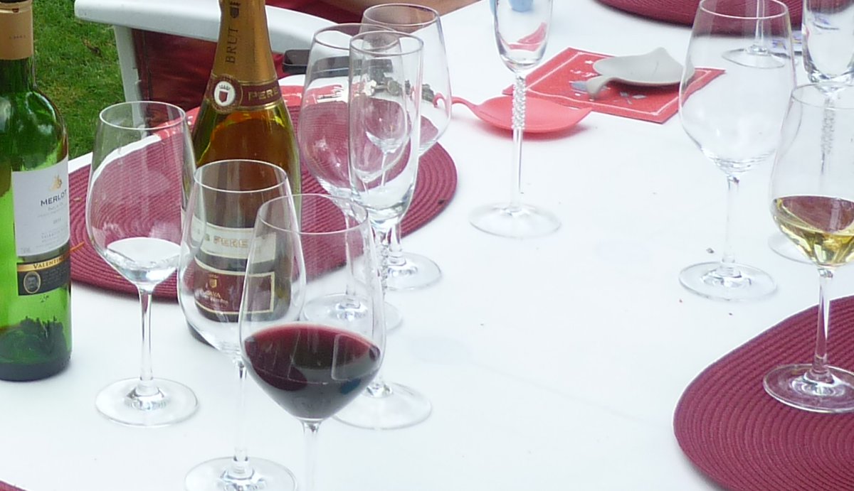 PI(E)KUURTJE- -INSTUIF-

Grijsaards kunnen niet meer zonder medicijnen,
riep een fervent liefhebber van puike wijnen.
Hij zong mee met allen
die stonden te lallen
en maan noch zon door de nevel zagen schijnen.

#limmy #piekuurtjes #plezierschrijver