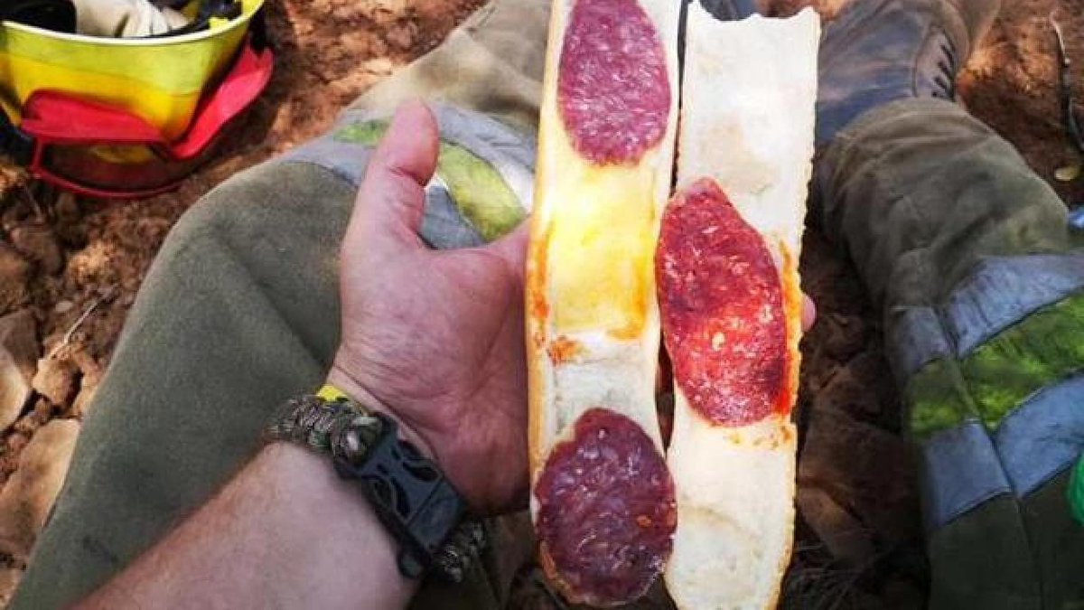 RubenHood15M's tweet photo. Antonio Naranjo, pseudoperiodista que sale en La Sexta, en Cuatro y en varias tertulias televisivas, le ha dicho a los bomberos forestales que han enseñado los míseros bocadillos que les dan, que "salgan comidos de casa". Hay que se sinvergüenza. https://t.co/yY9CSEE7Wx