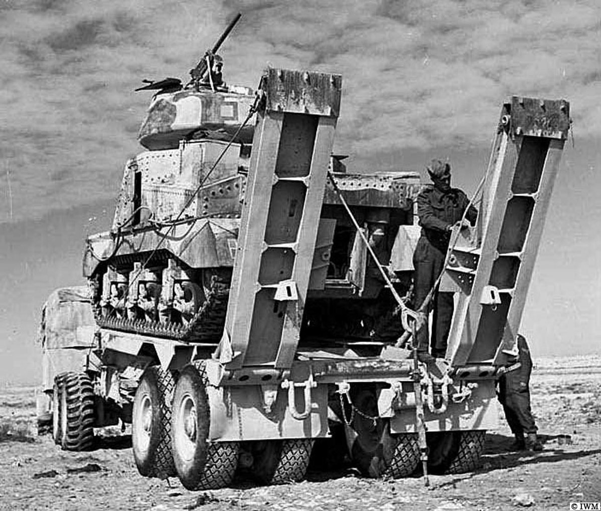 TheWonder1955's tweet image. #splashmaps My father in law (SSgt Michael Hewison REME) in the Western desert (photo courtesy IWM). He was a 17 year old TA soldier in 1939. Went away for his 2 week camp and came back 7 years later. Saw action in N Africa and Italy. Great bloke, much missed since 2014.