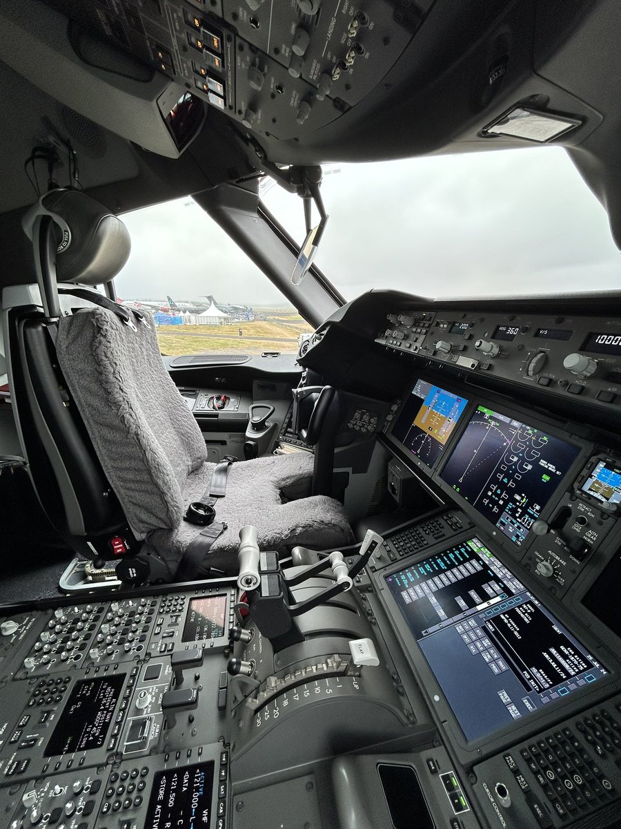 A much quieter day today, granting <a href="/airwaysmagazine/">Airways Magazine</a> the opportunity to finally visit the <a href="/qatarairways/">Qatar Airways</a> Dreamliner. 

#FIA2024 #FIA24 #Farnborough2024 #Airways #Magazine