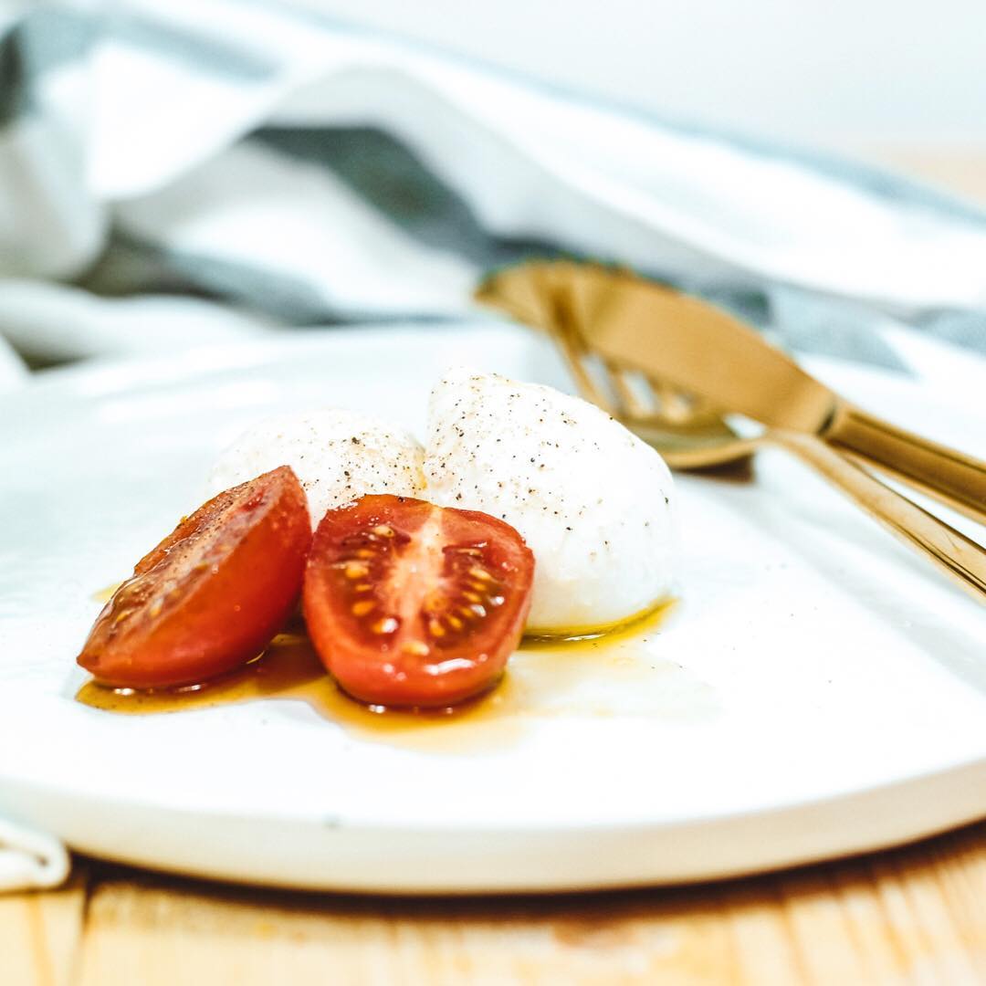 ¡Saborea la simplicidad de la perfección! 🍅✨ Disfruta de una deliciosa combinación de tomates frescos y bocconcini, bañados en nuestro aceite de oliva virgen extra picual. Perfecto para un aperitivo rapido o una comida ligera. ¡Buen provecho! 😋

envero.es/productos/enve…