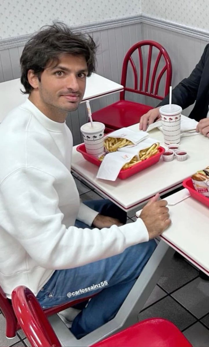 midas_sainz's tweet photo. Gw tau carlos salah mungkin maksud dia posting foto itu karna lucu kentang gorengnya kecil² gtu, toh dia jga gada kata promosiin kentang goreng itu kan? jadi tolong jgn hujat carlos kita cukup kasih paham dia aja, sedih banget jujur liat dia hujat 🥺🥺 

BORAHAE CARLOS 💜 https://t.co/jRx3Kk5CQq