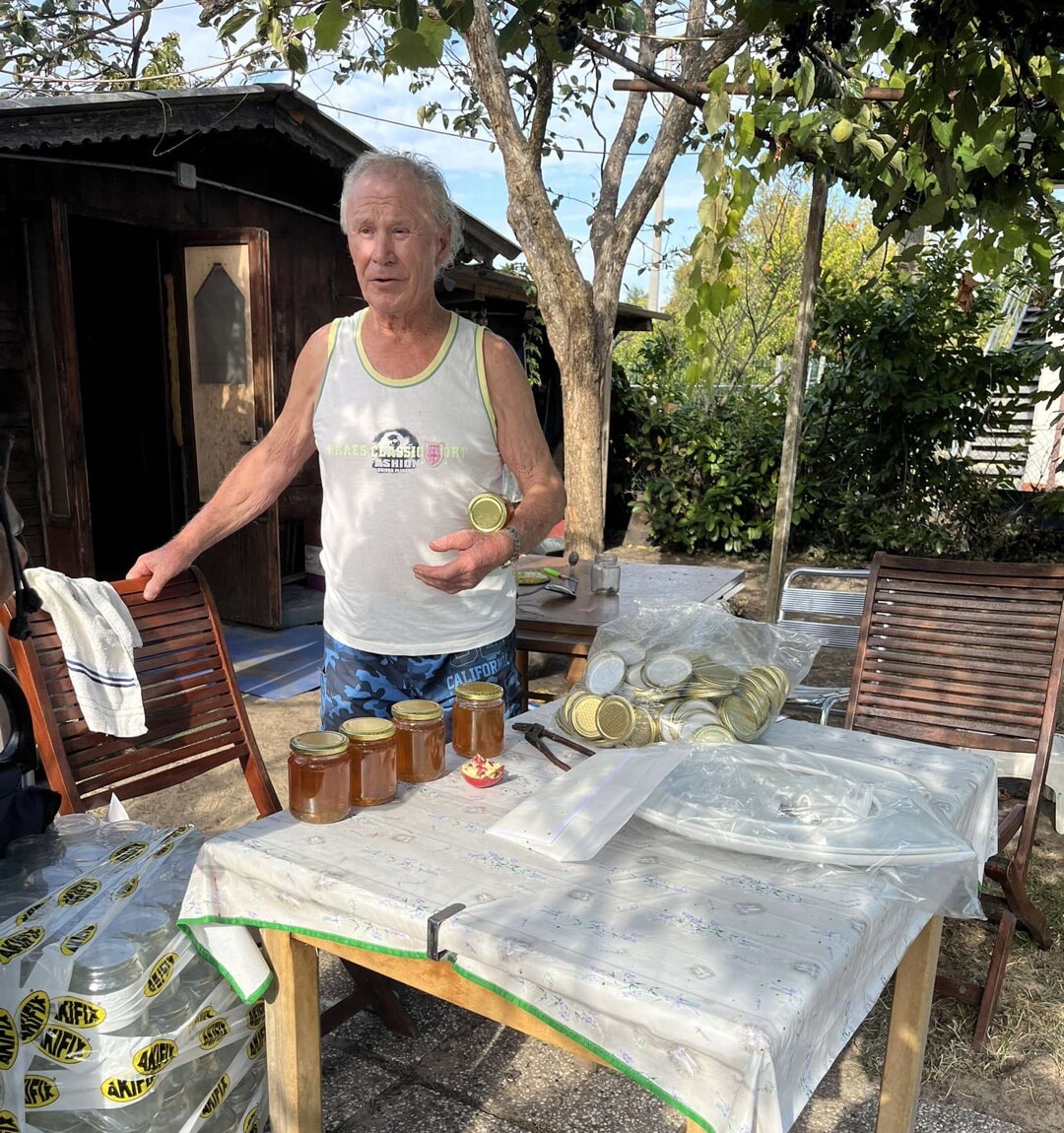 CnsprtrlRprt's tweet image. The real "Joe Biden" has been in Venice harvesting honey for years