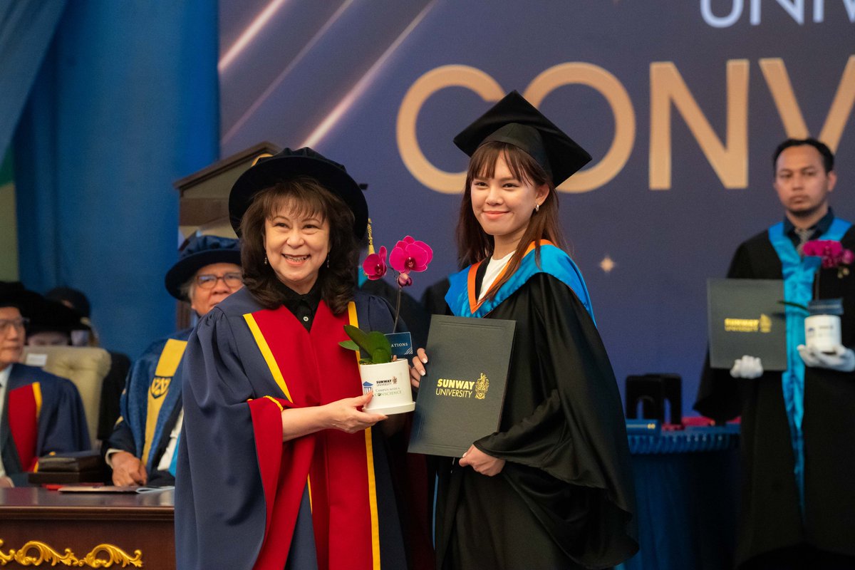 SunwayU's tweet photo. Honouring the incredible graduates of the School of Arts (SOA), School of Education (SOE), and School of Medical and Life Sciences (SMLS) today. 🌟 Your hard work and creativity inspire us. 

Keep breaking boundaries and transforming lives! 🌟

 #SunUClassOf2024 #SunUConvocation https://t.co/DdovraBAaU