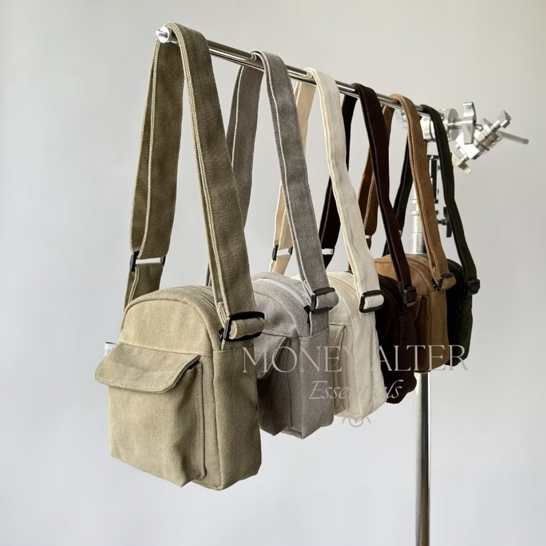 Tas selempang mini bahan canvas ! bisa buat bawa casan dompet sama barang kecil lainnya 😍