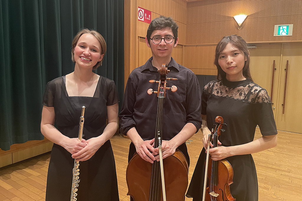 UofNorthDakota's tweet photo. 𝘒𝘰𝘯𝘯𝘪𝘤𝘩𝘪𝘸𝘢 𝘧𝘳𝘰𝘮 𝘒𝘢𝘯𝘶𝘮𝘢! 🇯🇵

Get a glimpse into these UND musicians' unforgettable, month-long visit to Japan: https://t.co/iQOpz6d7J5

#UNDproud https://t.co/s3frFK7juW