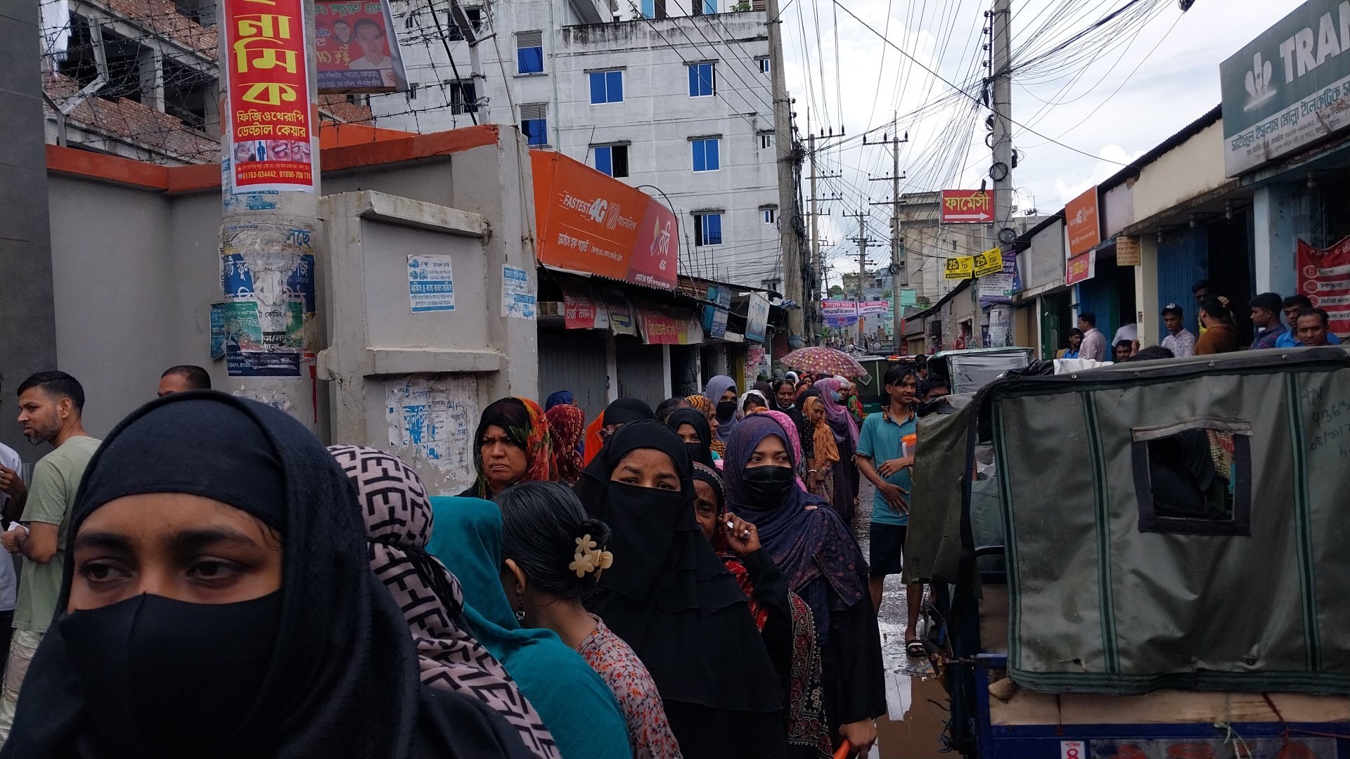 বিদ্যুৎ ও গ্যাসের প্রিপেইড মিটার গ্রাহকদের দীর্ঘ লাইন, জন মনে অসন্তোষ