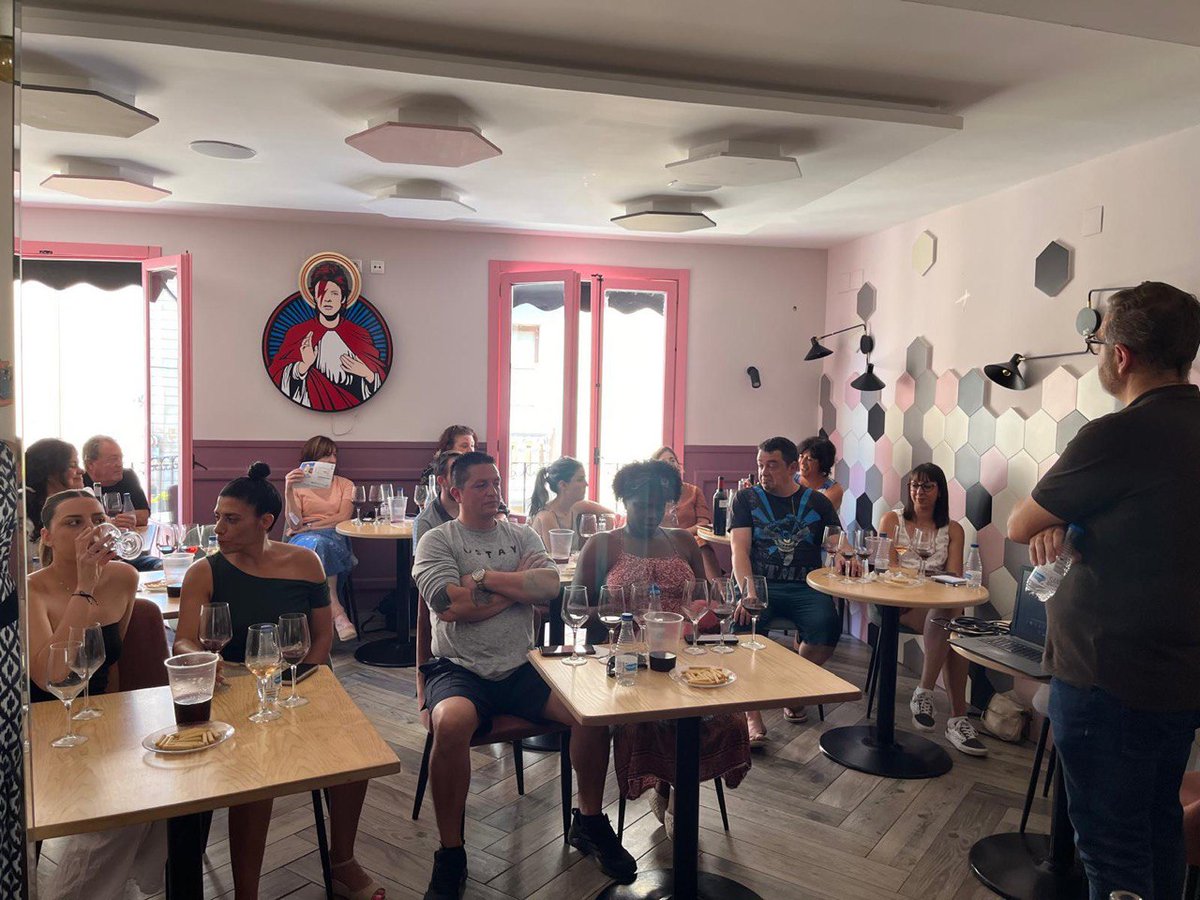 El gerente de la #DOCigales, Raúl Escudero, ha impartido una cata de nuestros vinos en la taberna Tú y Yo de Aranda de Duero. Un encuentro organizado por la Asociación de Sumilleres Aranda y Ribera en el que hemos disfrutado de una selección de tintos y rosados de nuestra DO 🍷