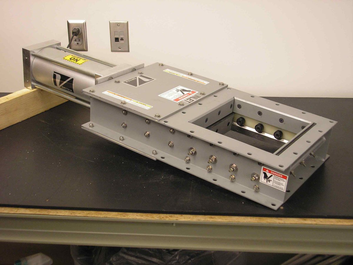 RattosRyan's tweet image. Vortex Titan Series Slide Gate |  A robust roller-supported slide gate featuring bonnet seals and side seals to provide a better seal of fine materials and dusts across the blade and to atmosphere.
#slidegate #Vortex #materialshandling #bulkprocessing
hubs.la/Q02ywTmp0
