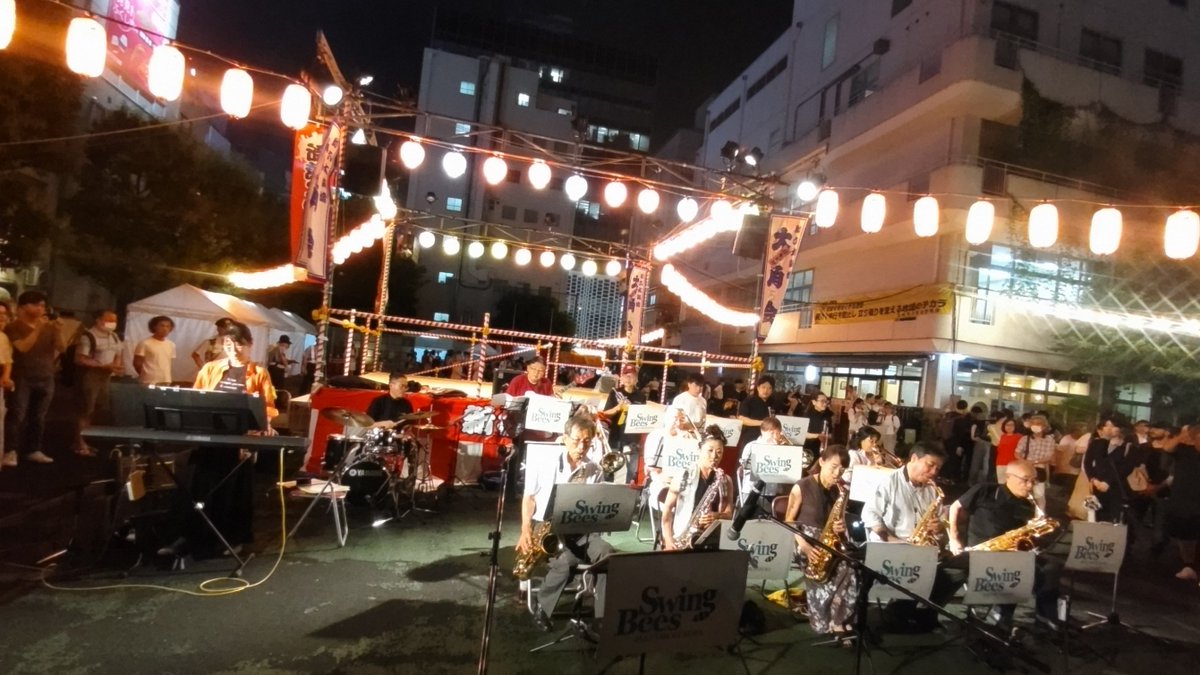 minato_baloon's tweet photo. 第27回こいち祭！
25日の桜田会場、最後は「みんなでLet's Swing！」
ジャズの定番ナンバーから、CAN YOU CELEBRATE？まで大満足なステージ🎵
最後にはアンコールでSeptemberをもう一度！素敵な音で溢れた夜になりました👺
#こいち祭 #LetsSwing https://t.co/DgK9DhiUwU