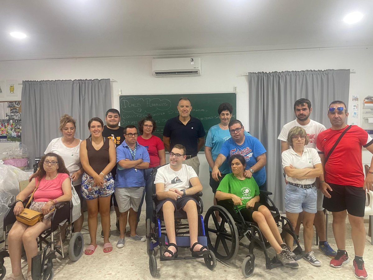 AfanasSCRT's tweet photo. Encuentro de @antferbri Presidente de la entidad con el Grupo de Autogestores.
Usuarias y usuarios que están participando en un proceso de auto representación de cara a unas futuras elecciones para elegir un miembro del grupo como Vicepresidente de #AfanaSSCRT https://t.co/ZKmUgPyATq