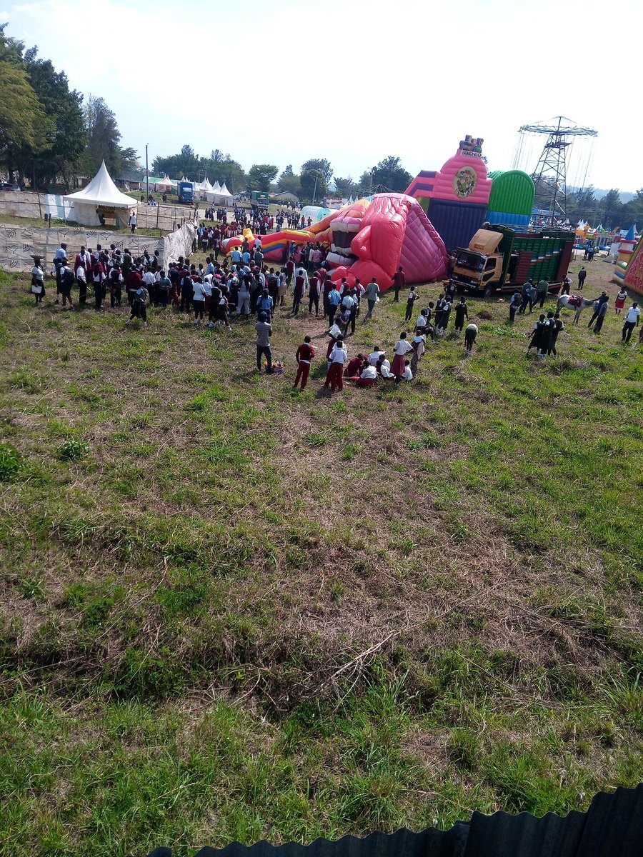 The bouncing castle 🏯 has just collapsed at the mamboleo show ground with students on it. No first aid team around 😭