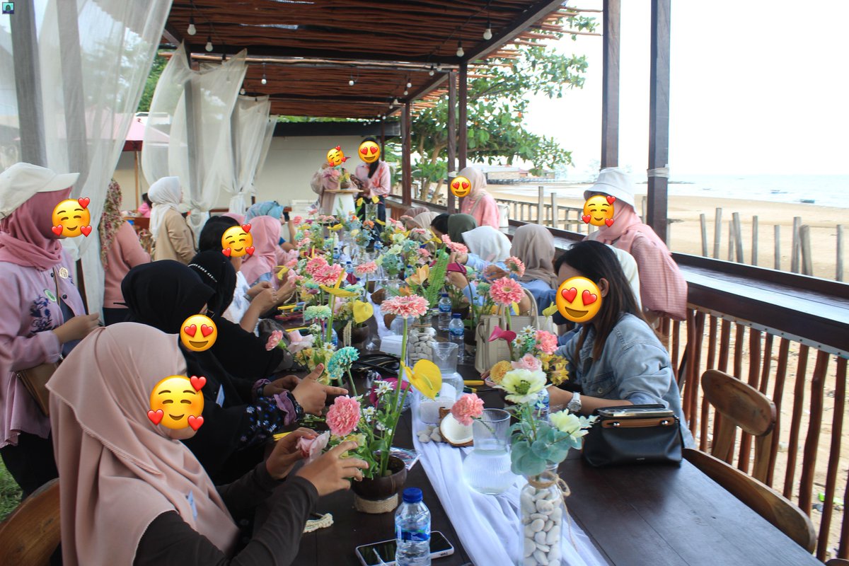 tanyakanrl's tweet photo. 💚 throwback tahun lalu sender ikut kelas merangkai bunga karna gabut. apalagi di kota sender jrg ada kegiatan seru kaya gini. ternyata merangkai bunga untuk diri sendiri kok rasanya beneran bikin happy bgt ya 🥹 SEMOGA TAHUN INI SENDER BISA IKUT LAGI (ketagihan) https://t.co/cZNcKh4yVu