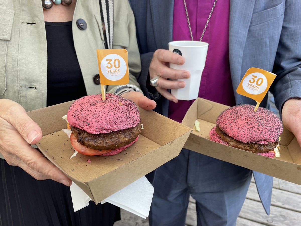 FutureHumber's tweet photo. 🍔 @FilthyVeganJunk were a popular choice for food at #30YearsofBondholders and their plant-based vegan burgers were a hit. They looked amazing in bright colours and with special celebration flags. 

You had to be quick to catch one of these! https://t.co/JZhSY9xjXS