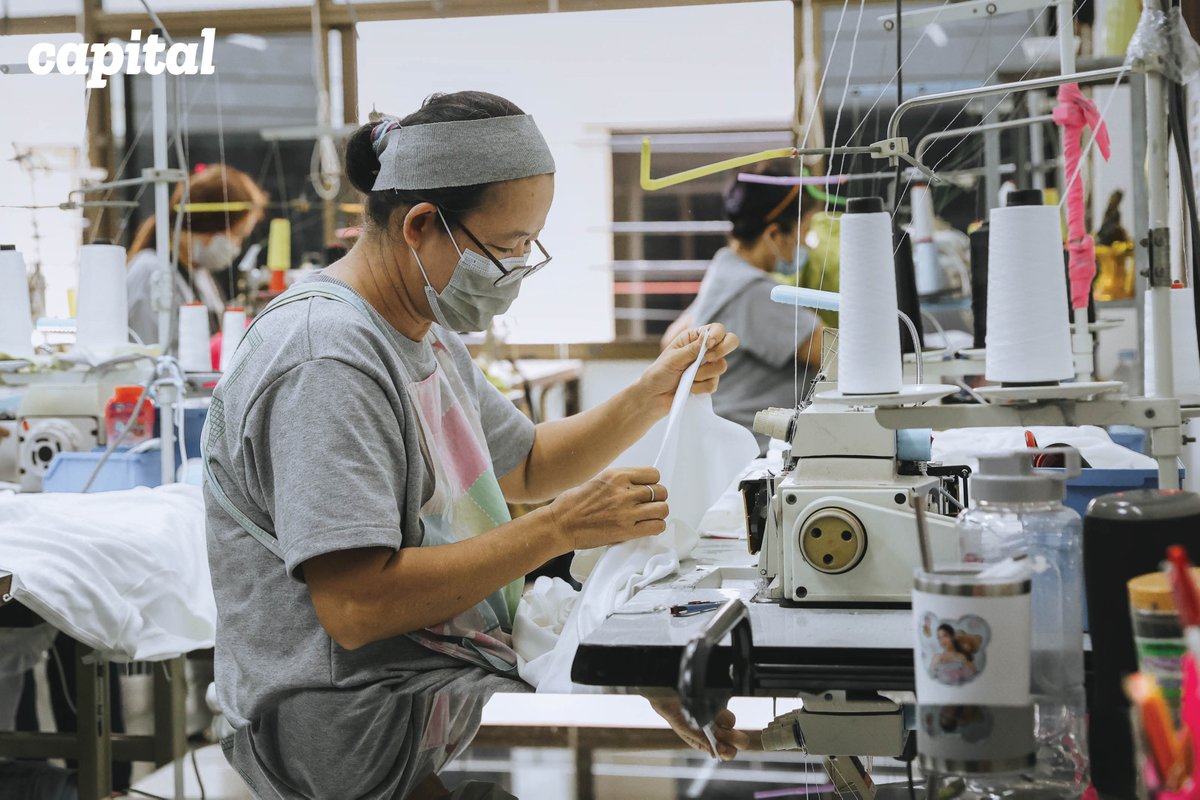 capitalreadco's tweet image. #อุตสาหกรรมแฟชั่น นั้น หากต้นทางอย่างผู้ผลิตไม่สร้างความยั่งยืนให้กับอุตสาหกรรม ก็ยากที่ผู้บริโภคจะยั่งยืนได้ #AWESOMESCREEN จึงตั้งใจเป็น #โรงงานผลิตเสื้อผ้า ที่โปร่งใสแห่งแรกๆ ของไทย ตั้งแต่เรื่องคุณภาพของสินค้า ไปจนถึงให้ความเป็นธรรมกับแรงงาน capitalread.co/awesome-screen