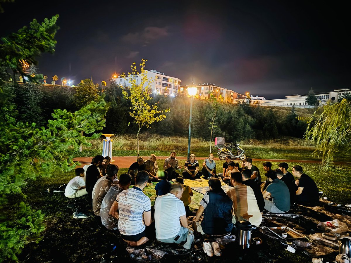 HurGenclik26's tweet photo. İl Gençlik Kolları teşkilatımız Büyükdere mahallesinde Park Buluşması gerçekleştirdi.

Hep birlikte parklarda umudu yeşerteceğiz, zamana ve mekana rengimizi vereceğiz.
Tüm misafirlerimize teşekkür ediyoruz.

#HürGençlikEskişehir https://t.co/UFzHByi7df