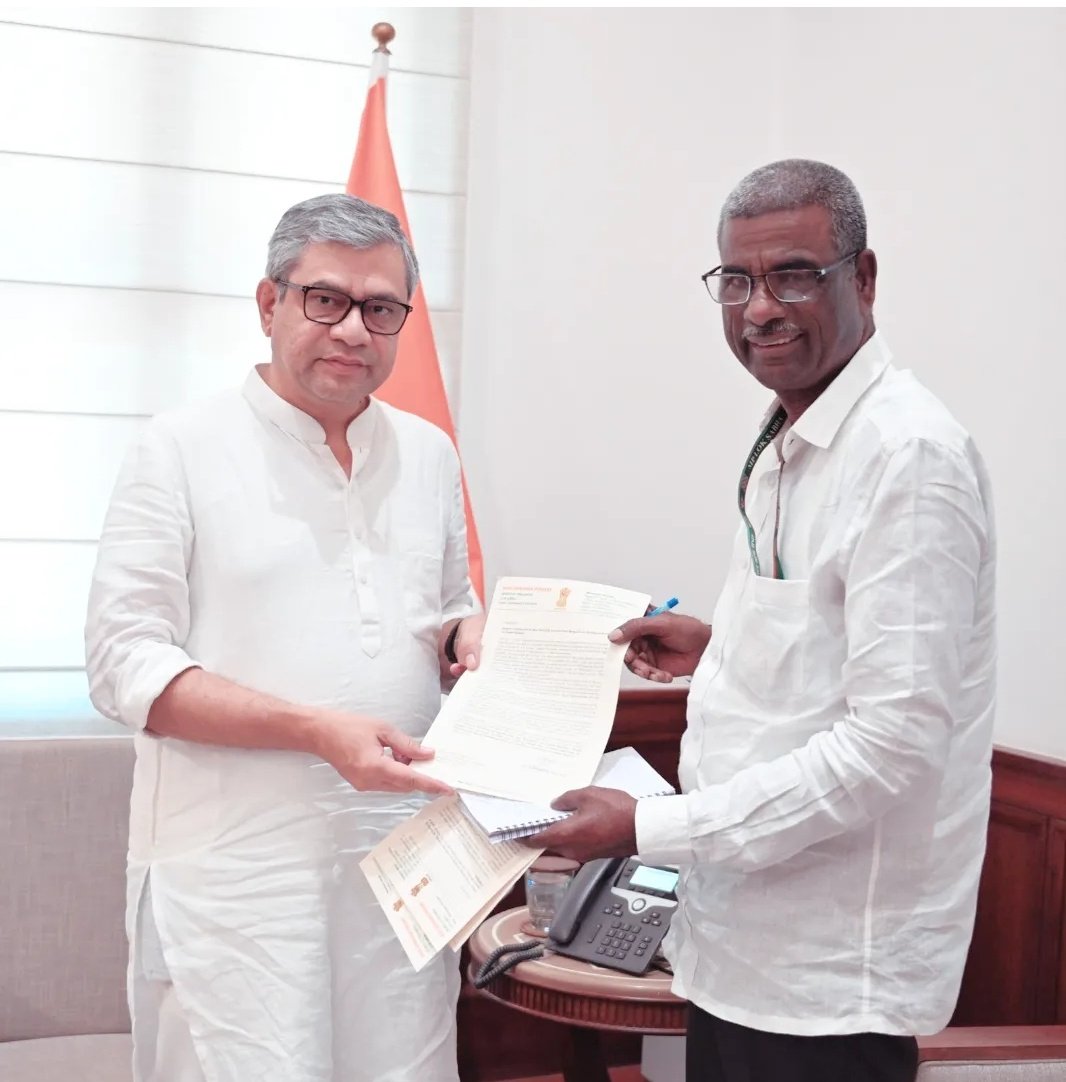 ಬೆಂಗಳೂರು-ಉಡುಪಿ-ಕಾರವಾರ ನಡುವೆ ಹೊಸ ರೈಲು, ಎರ್ನಾಕುಲಂ-ನಿಜಾಮುದ್ದೀನ್ ರೈಲನ್ನು ಕುಂದಾಪುರದಲ್ಲಿ ನಿಲುಗಡೆ, ಮತ್ಸ್ಯಗಂದಾ ರೈಲಿನ ಬೋಗಿಗಳ ಮೇಲ್ದರ್ಜೆಗೆ ಹಾಗೂ ಕೊಂಕಣ್ ರೈಲ್ವೆಯ ವಿಲೀನ ಸೇರಿದಂತೆ ಹಲವು ರೈಲ್ವೆ ಯೋಜನೆಗಳ ಬಗ್ಗೆ ಇಂದು ಕೇಂದ್ರ ರೈಲ್ವೆ ಸಚಿವರಾದ ಶ್ರೀ <a href="/AshwiniVaishnaw/">Ashwini Vaishnaw</a> ರವರನ್ನು ಭೇಟಿಯಾಗಿ ಫಲಪ್ರದ ಮಾತುಕತೆ ನಡೆಸಿದೆ.