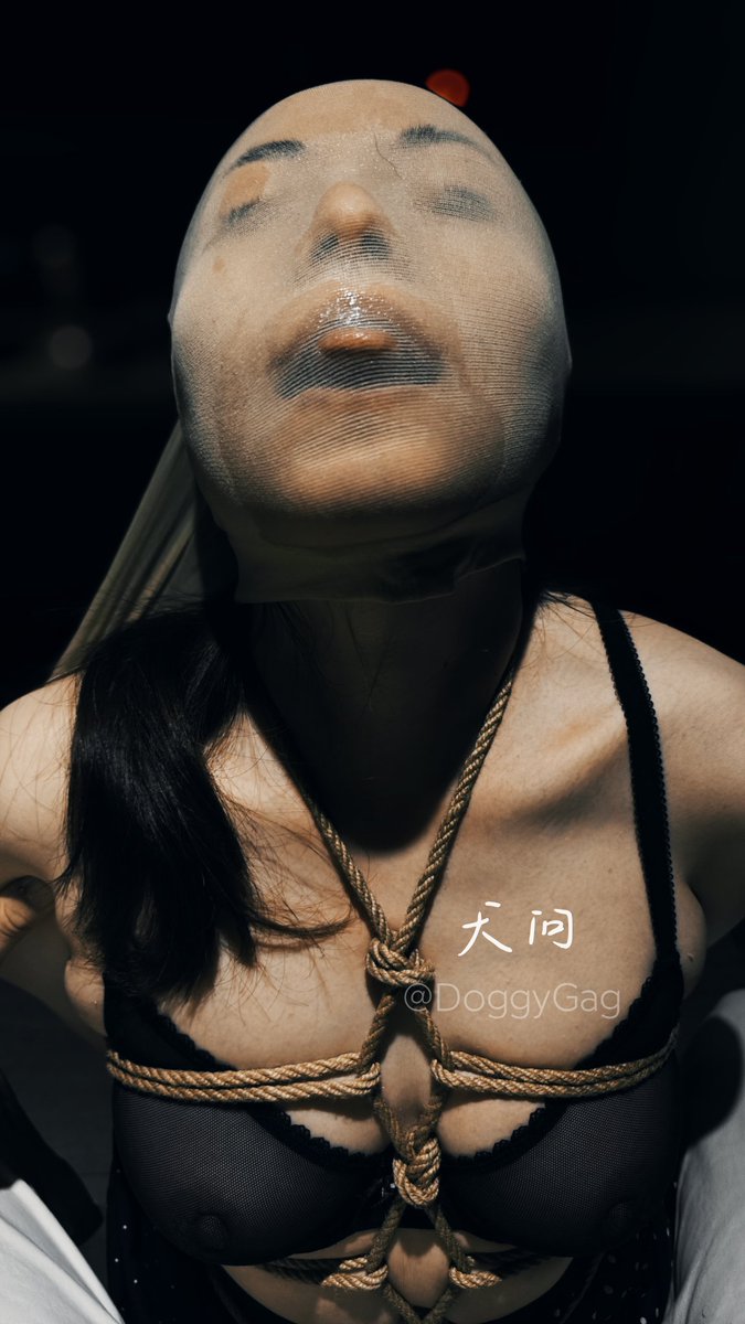 犬奴肉色丝袜套头，顶出舌尖，羞辱跪缚。
#丝袜套头 #恋物癖 #恋足癖 #绳缚 #紧缚 #颜艺 #羞辱 #放置 #调教 #BDSM #闻袜子 #臭脚