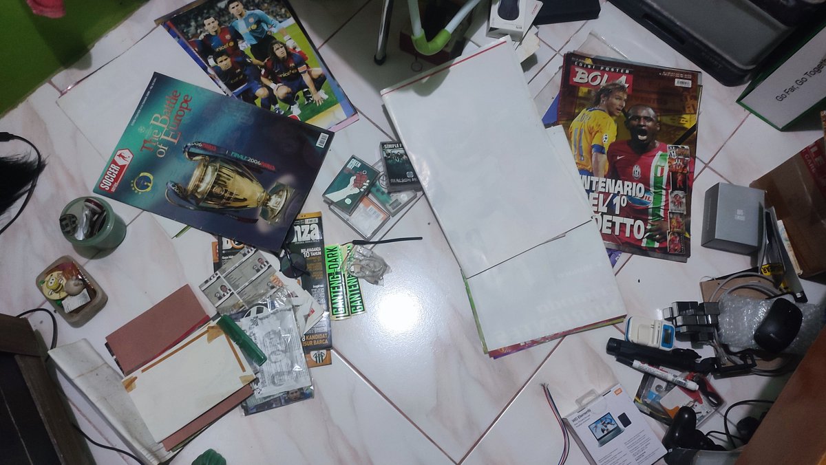 LonkID's tweet photo. Tiba-tiba pengen bongkar lemari yg isinya barang-barang random jadul yg sengaja/gak sengaja kesimpen... https://t.co/Tp5XgoZXZc