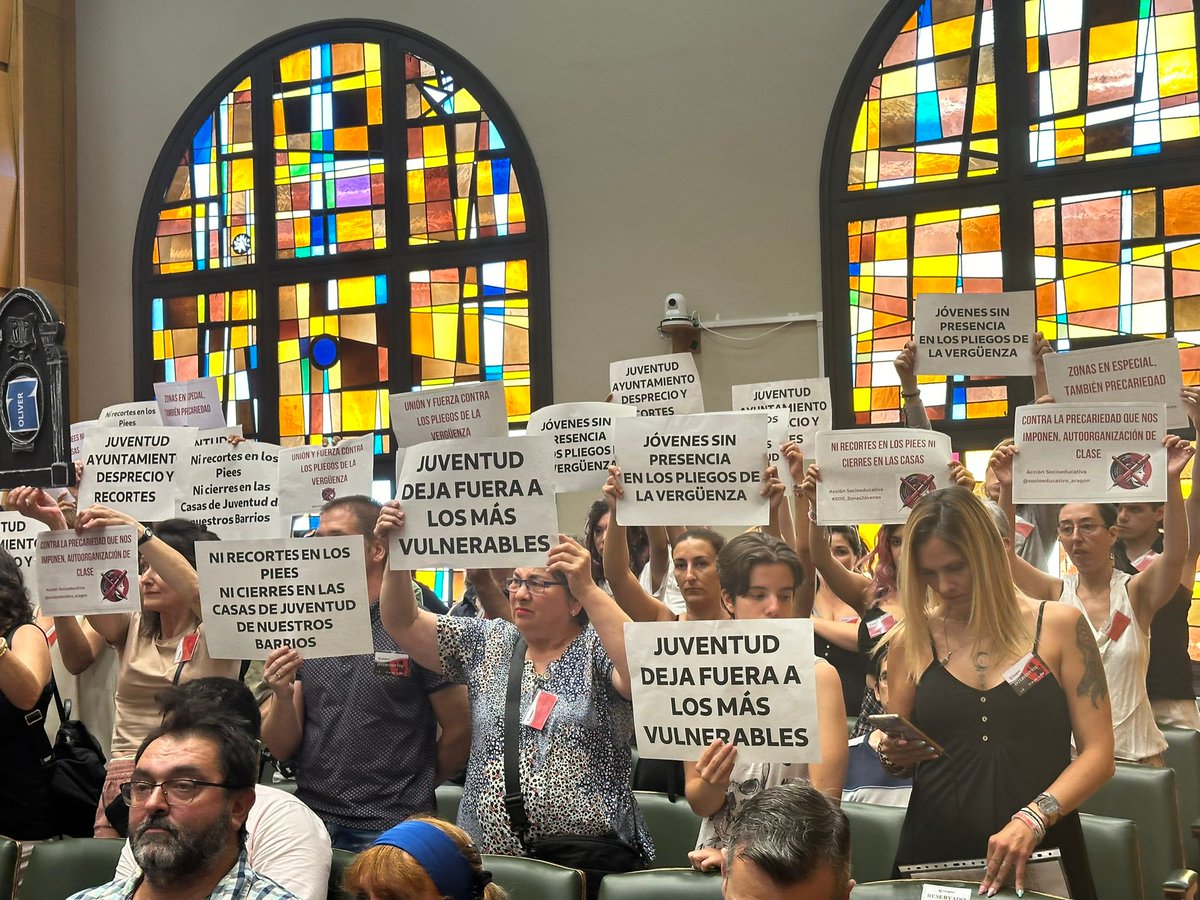 Trabajadores y usuarios de las Zonas Jóvenes han acudido al pleno del <a href="/zaragoza_es/">AyuntamientoZaragoza</a> para protestar por las políticas de juventud del Gobierno de Natalia Chueca. El PP plantea recortes y un cambio de modelo que desmantela un proyecto con más de 30 años de trayectoria.