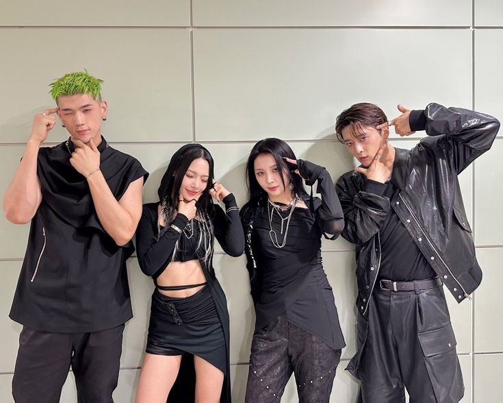 JIWOOLOOKS's tweet photo. Calling all fandoms. KARD will release a new album after 1 year and 3 months on August 13th. It's a 7 years group, but we haven't been able to give them their first win yet. Please help us stream and vote and let's give them their first win 😭 https://t.co/OwA6opZZBW