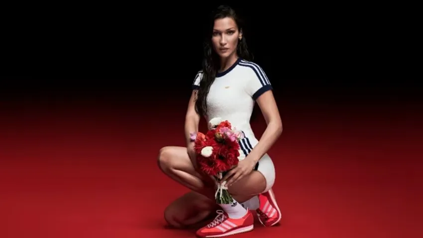 searchpulser's tweet photo. Bugün Google'da "Adidas Bella Hadid'den özür diledi" en çok aratılan aramalar listesinde yerini aldı. İşte "Adidas Bella Hadid'den özür diledi" aramasının detayları şu şekilde:

Adidas, Filistin kökenli model Bella Hadid'i kullandığı ayakkabı reklamının Münih Olimpiyatları trajedisiyle ilişkilendirilmesi üzerine özür diledi. Hadid'i kampanyadan çıkaran Adidas, yapılan yanlış anlamadan dolayı üzgün olduğunu belirtti ve kampanyayı revize edeceğini duyurdu. #Adidas #BellaHadid #ÖzürDiledi
