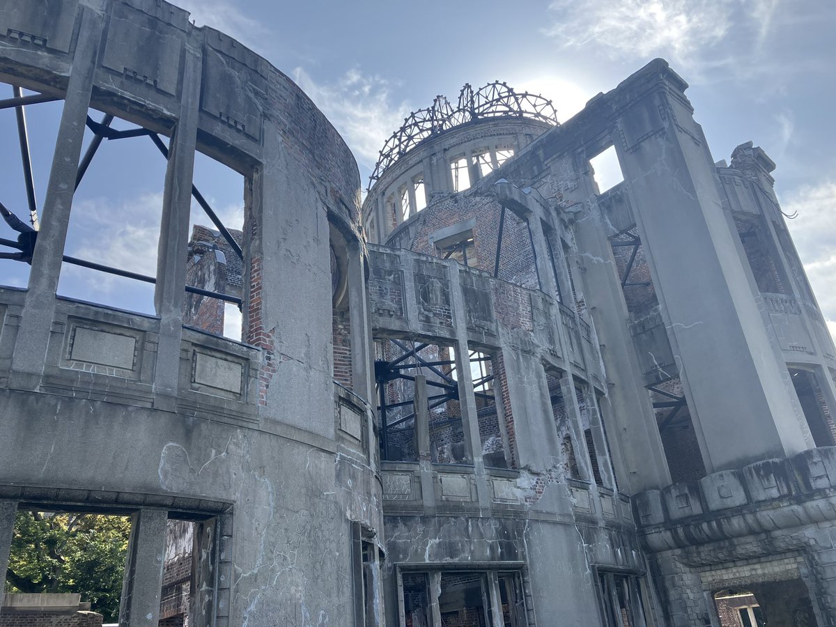 usakichi_net's tweet photo. 原爆ドームは、元々大正4年に建てられた広島県物産陳列館でした。
その後、広島県立商品陳列所、広島県地方木材株式会社として使用され、昭和20年8月6日米軍のB29爆撃機によって原子爆弾が投下されました。
この建物の中にいた方々は全員即死だったそうです。 https://t.co/FEzfuPss3S