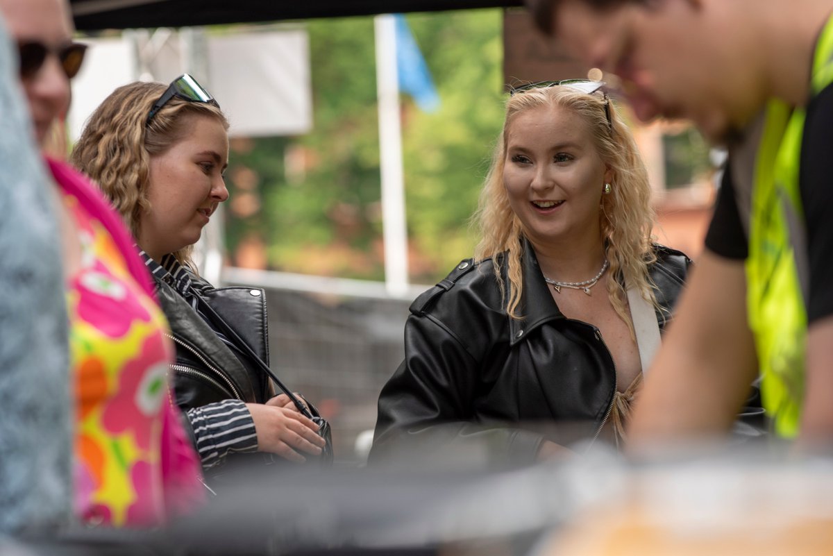DBTL_Festivaali's tweet photo. DBTL2024- festivaalit ovat alkaneet upeassa Turun Tuomiokirkkopuistossa! ⛪️🎶Ensimmäisenä lavalle nousee Roope Salminen &amp; Koirat ja artistikattaus niin tämän kuin muidenkin päivien osalta on tuttuun tyyliin loistava 👏🔥 

#dbtl #dbtl2024

📷: Tero Kukkonen / United Festivals Oy https://t.co/whALBsaIXF
