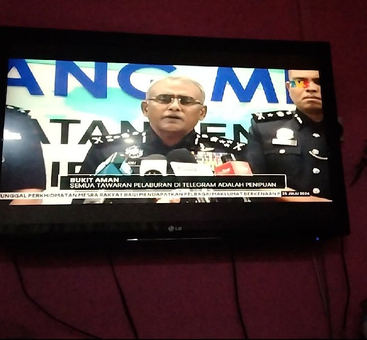 Cheq_Huda's tweet image. Alhamdulillah finalleh masok berita kat tv yeayyy! 🤗

Harapnya pakcik &amp;amp; makcik tolonglah alert bab nie..🥺 Jangan mudah terpedaya‼️

Tak pasai duit pencen dok bagi kat pihak yang tak bertanggungjawab..😤

#ScamAlert #telegramhacks #penipuanpelaburan