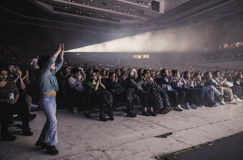 ¡Es increíble recordar cuánto trabajó cada persona que participó en esta obra para que todo fuera posible! Por eso, es muy gratificante ver a nuestras estrellas brillando en el escenario, con todo marchando bien y con muchos aplaudiéndoles. Me llenan de orgullo🥹🤍